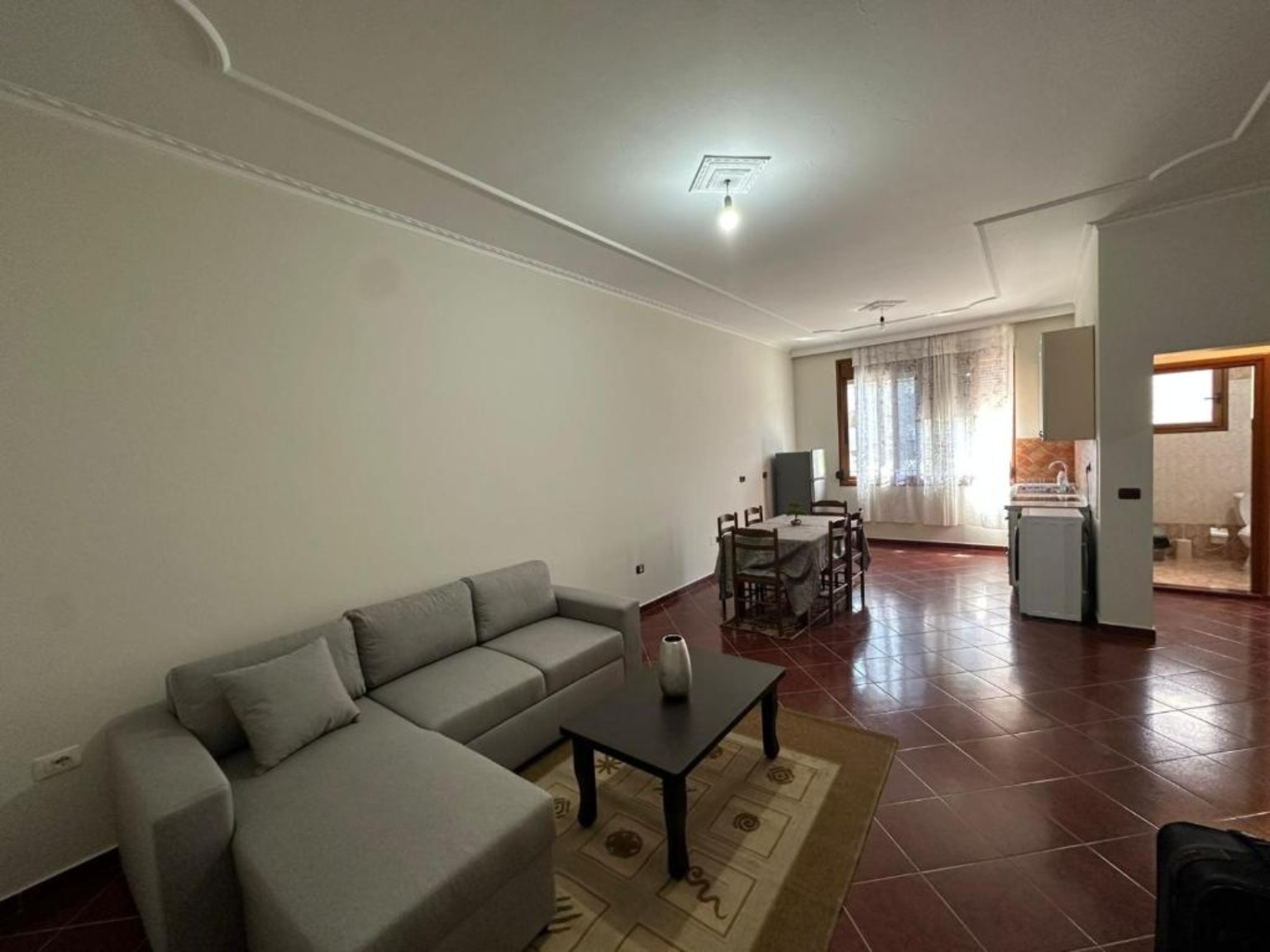 Sallon dhe kuzhinë në apartament